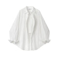 Costume avec chemise rayée, gilet et jean pour les saisons printemps-été