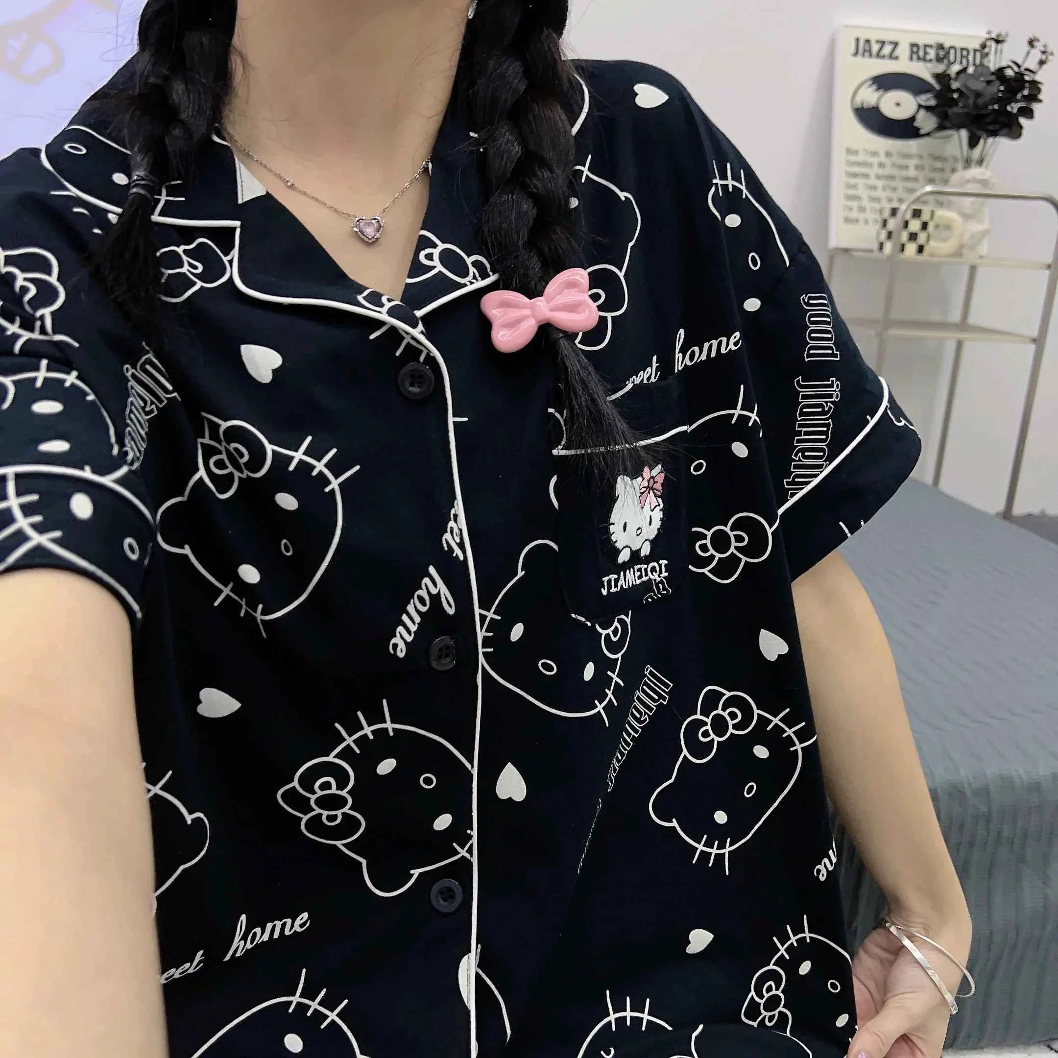 Two-piece set Hello Kitty pajamas summer anime student loungewear cute girl loungewear shirt short-sleeved shorts set