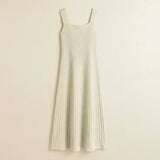 
Nur beiges Kleid