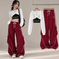Ensemble streetwear trois pièces haut court et pantalon cargo